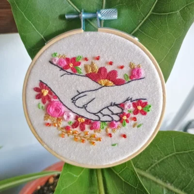bastidor decorativo bordado a mano con diseño patita de mascota