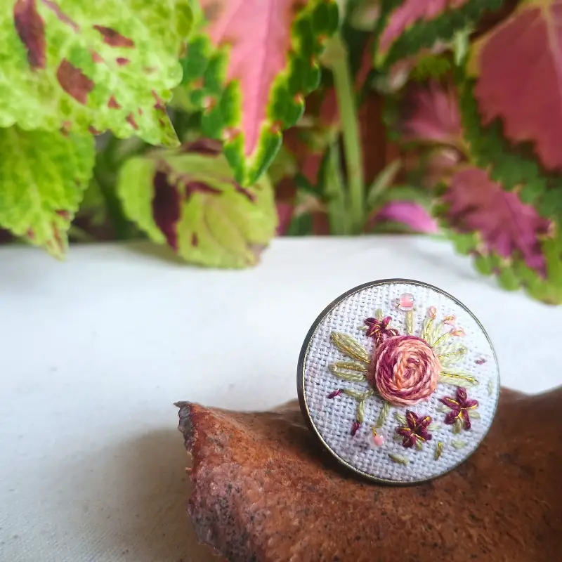 Anillo Bouquet Burdeo y Rosa en Tono Bronce - Imagen 2