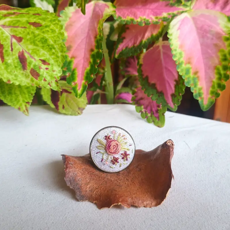Anillo Bouquet Burdeo y Rosa en Tono Bronce