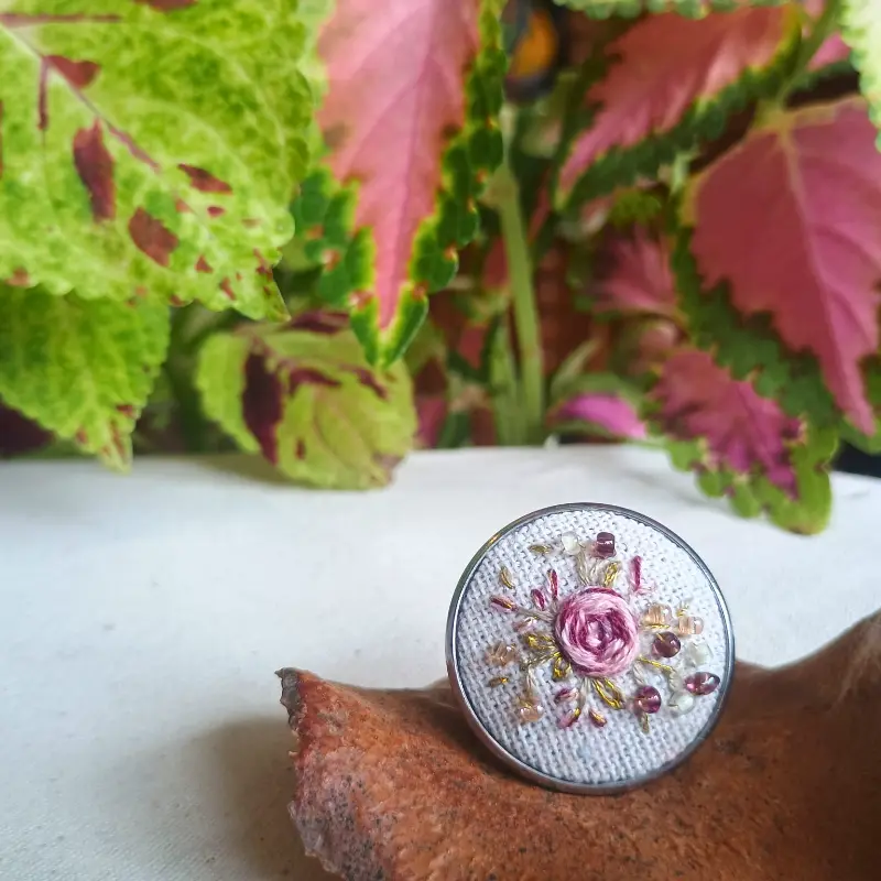 Anillo Bouquet Burdeo y Rosa con Acabado Plateado - Imagen 2