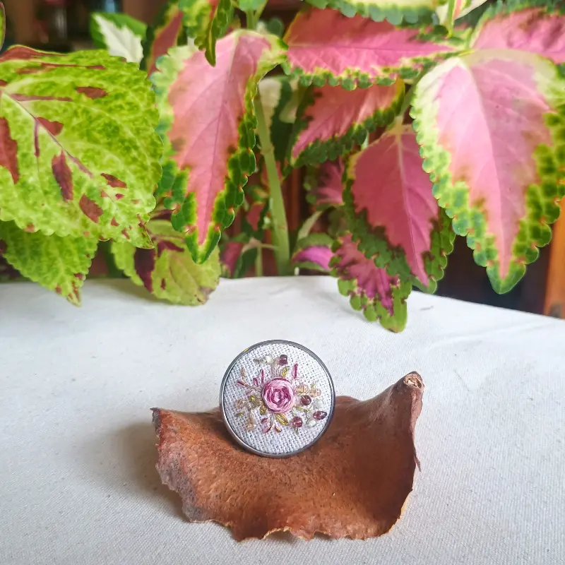 Anillo Bouquet Burdeo y Rosa con Acabado Plateado