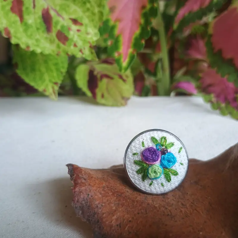 Anillo Jardín Floral Tricolor con Acabado Plateado - Imagen 2