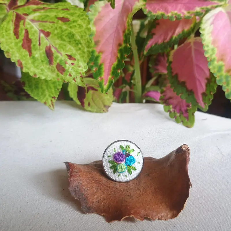 Anillo Jardín Floral Tricolor con Acabado Plateado