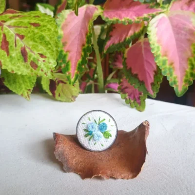 Anillo Flora Celeste con Acabado Plateado