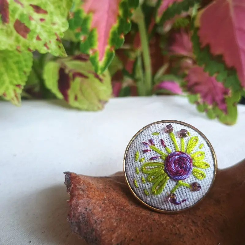 Anillo Flora Morado en Tono Dorado - Imagen 2