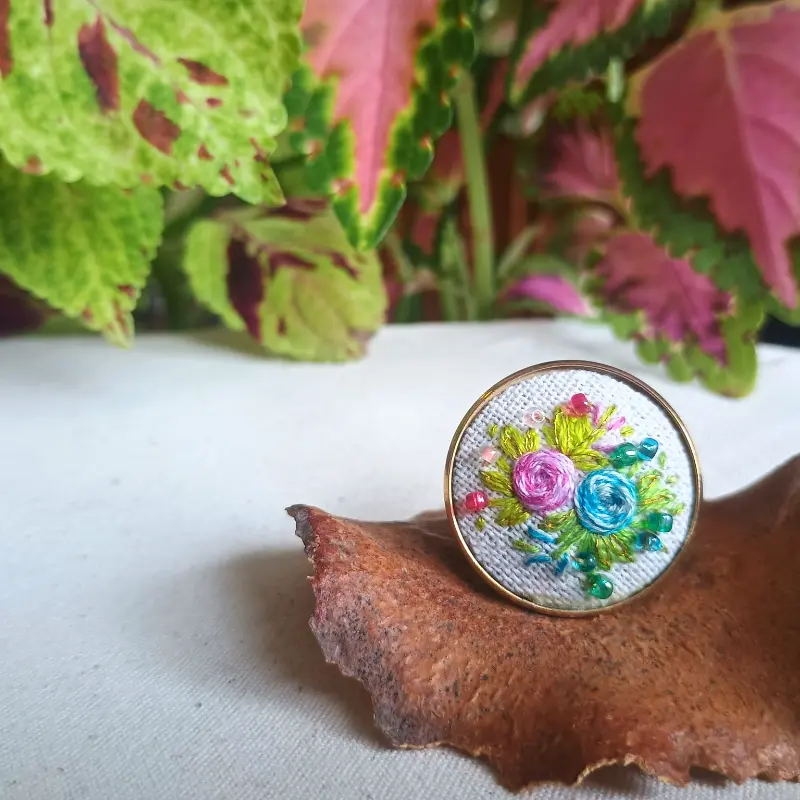 Anillo Flora Rosa y Celeste en Tono Dorado - Imagen 2