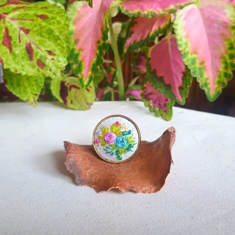 Anillo Flora Rosa y Celeste en Tono Dorado