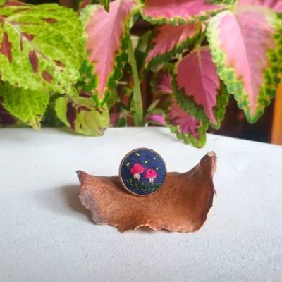 Anillo Bosque Mágico Hongos Rojos en Tono Dorado