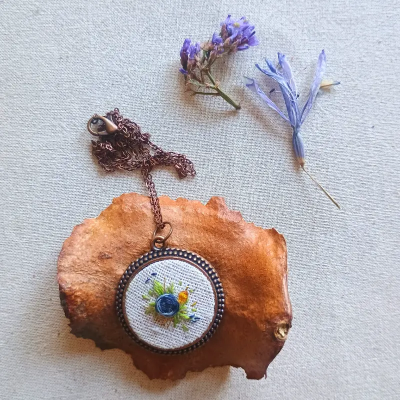 Collar Bouquet Floral Azul y Tono Cobre