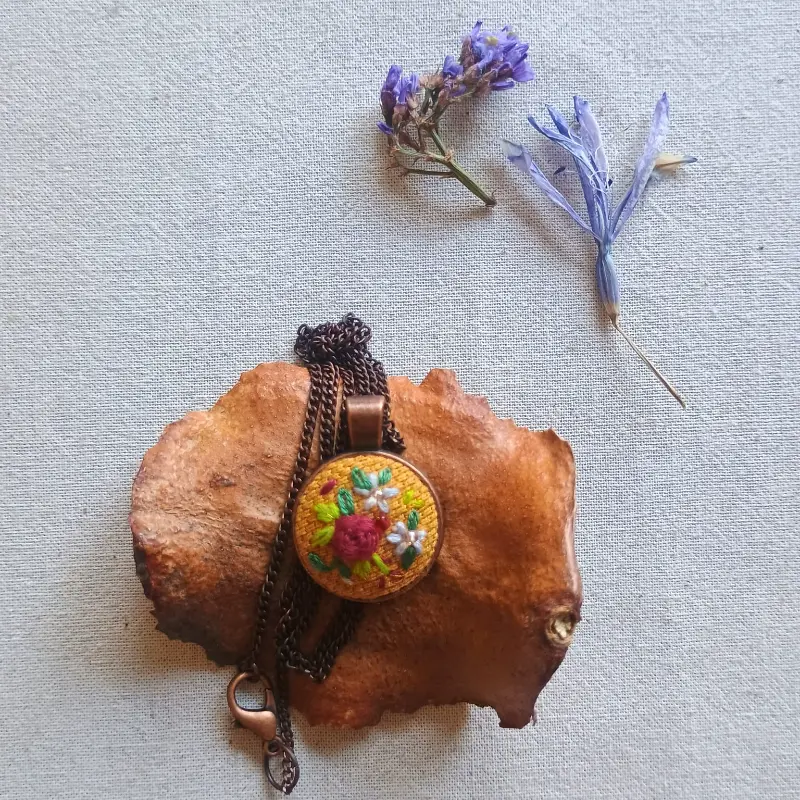 Collar Bouquet Floral Burdeo y Tono Cobre