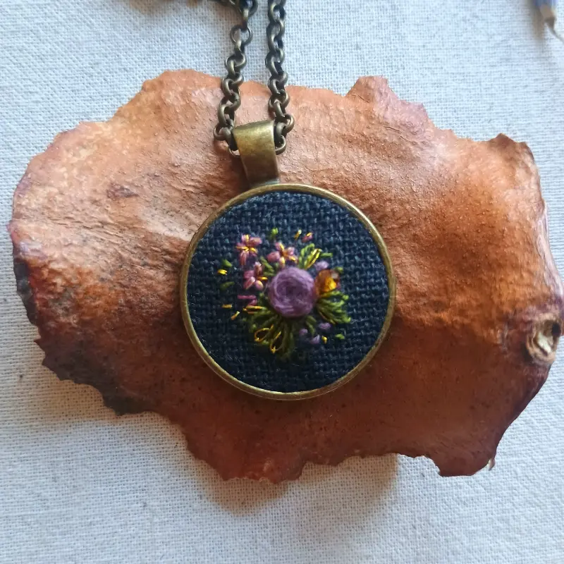Collar Flora Morado y Rosa en Tono Bronce - Imagen 2