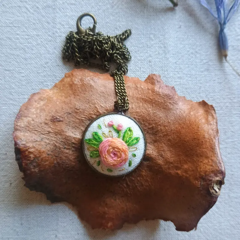 Collar Flora Rosa y Amarillo en Tono Bronce - Imagen 2