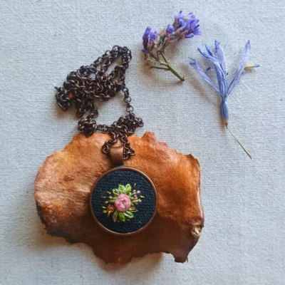 Collar Flora Rosa Suave y Tono Cobre