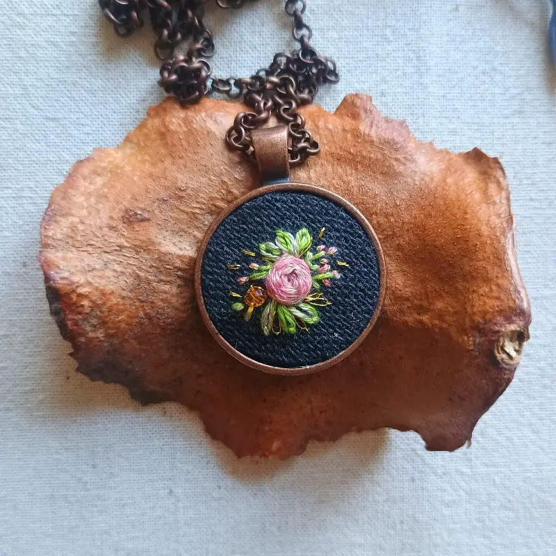 Collar Flora Rosa Suave y Tono Cobre - Imagen 2