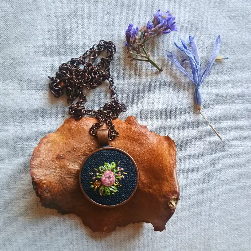 Collar Flora Rosa Suave y Tono Cobre