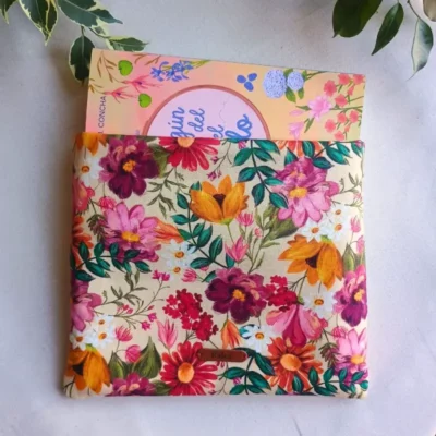 Funda para libro de tela hecha a mano Ralea. Diseño floral, funda protectora acolchada