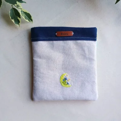 Funda Kindle Luna & Flores • Bordada a Mano