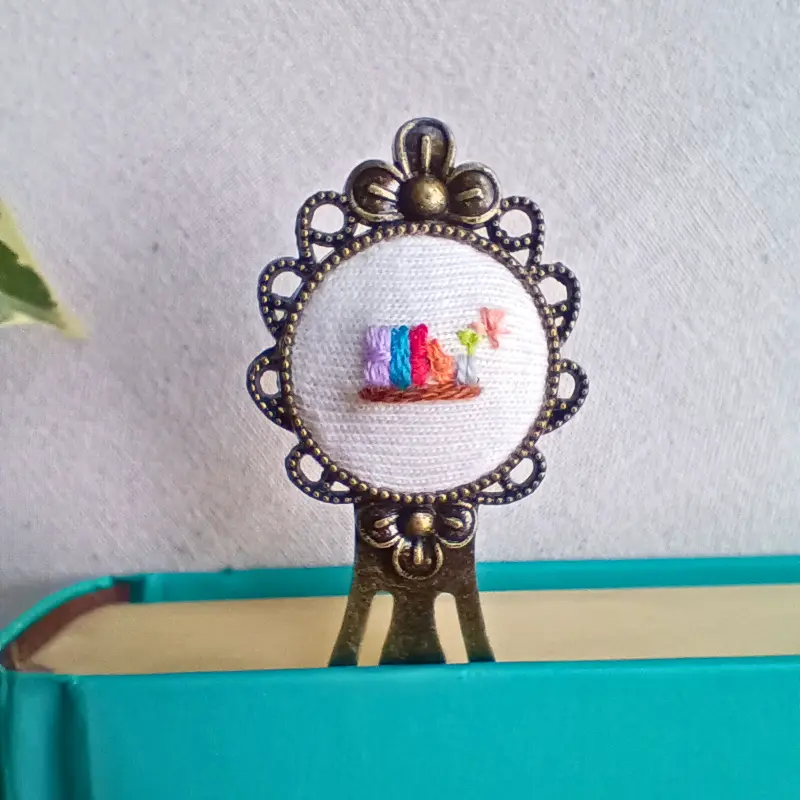 Marcapáginas clip con detalle bordado a mano de flores y libros
