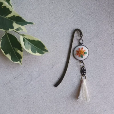 Marcapáginas Colgante Flor Blanco • Bordado a Mano