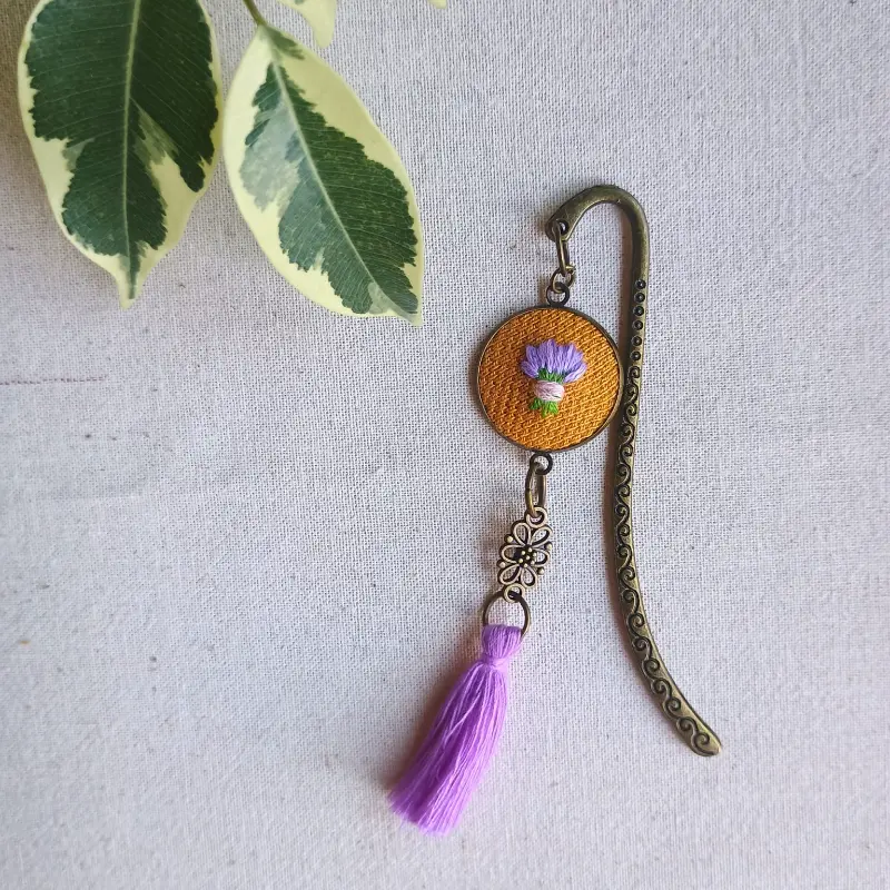 Marcapáginas bordado a mano con borla colgante diseño flores lavanda