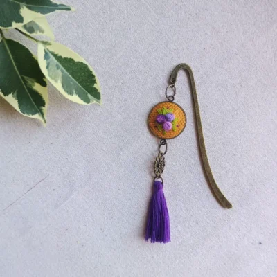Marcapáginas Colgante Rosas Morado • Bordado a Mano