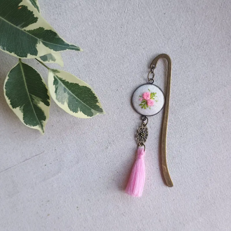 Marcapáginas Colgante Rosas Rosa • Bordado a Mano