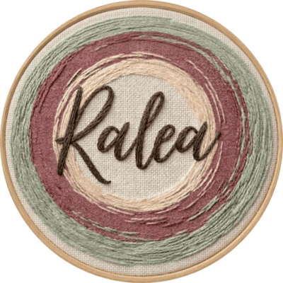 Logo tienda ralea joyas bordadas, fotobordado y accesorios literarios y de lectura. Bordados a mano