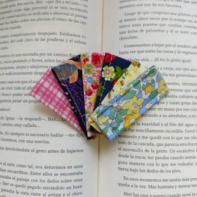 Marcapáginas magnéticos de tela agrupados sobre el libro En Algún Rincón del Fin del Mundo