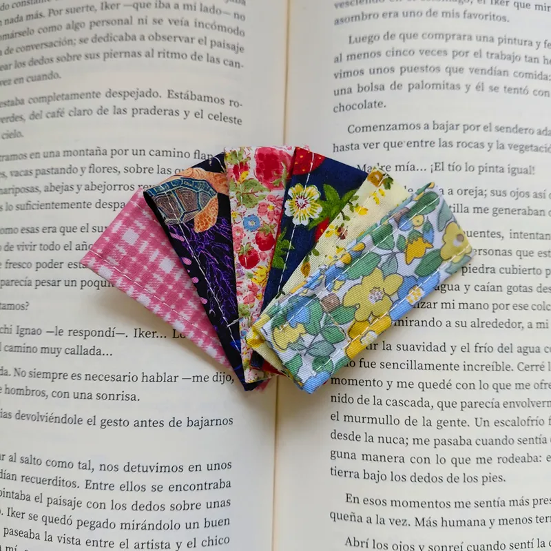 Marcapáginas magnéticos de tela agrupados sobre el libro En Algún Rincón del Fin del Mundo
